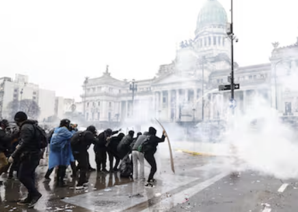 Tras la marcha universitaria en el Congreso, las organizaciones emitieron una proclama y hubo enfrentamientos con la policía